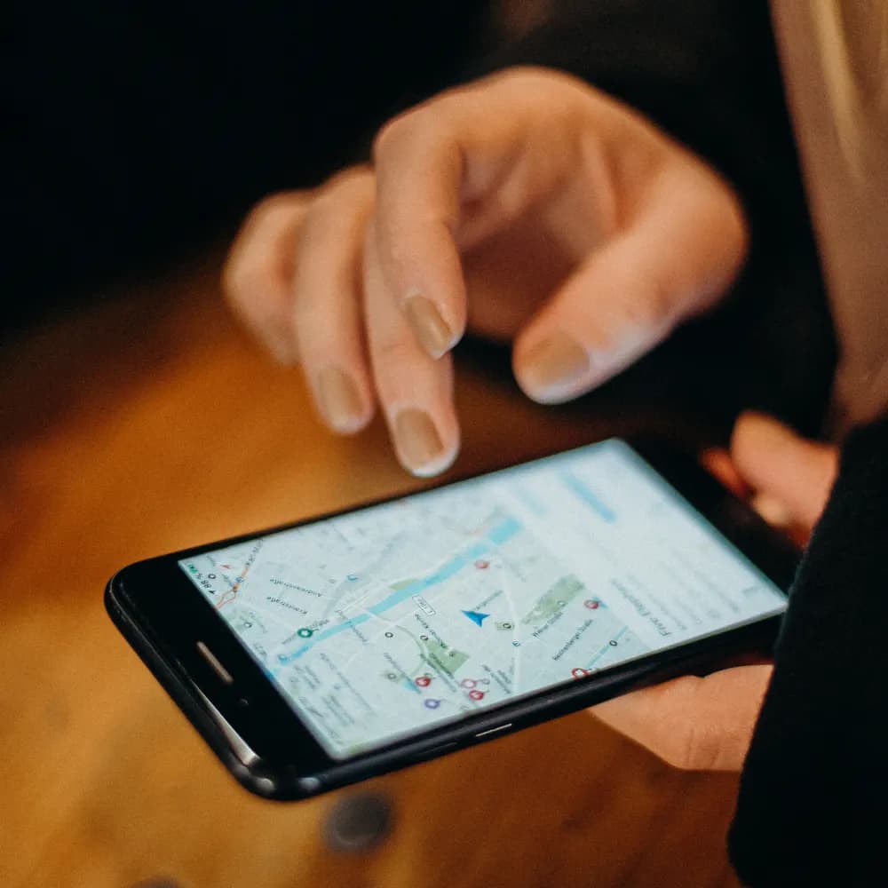 Google Maps на телефон с бутон за резервация