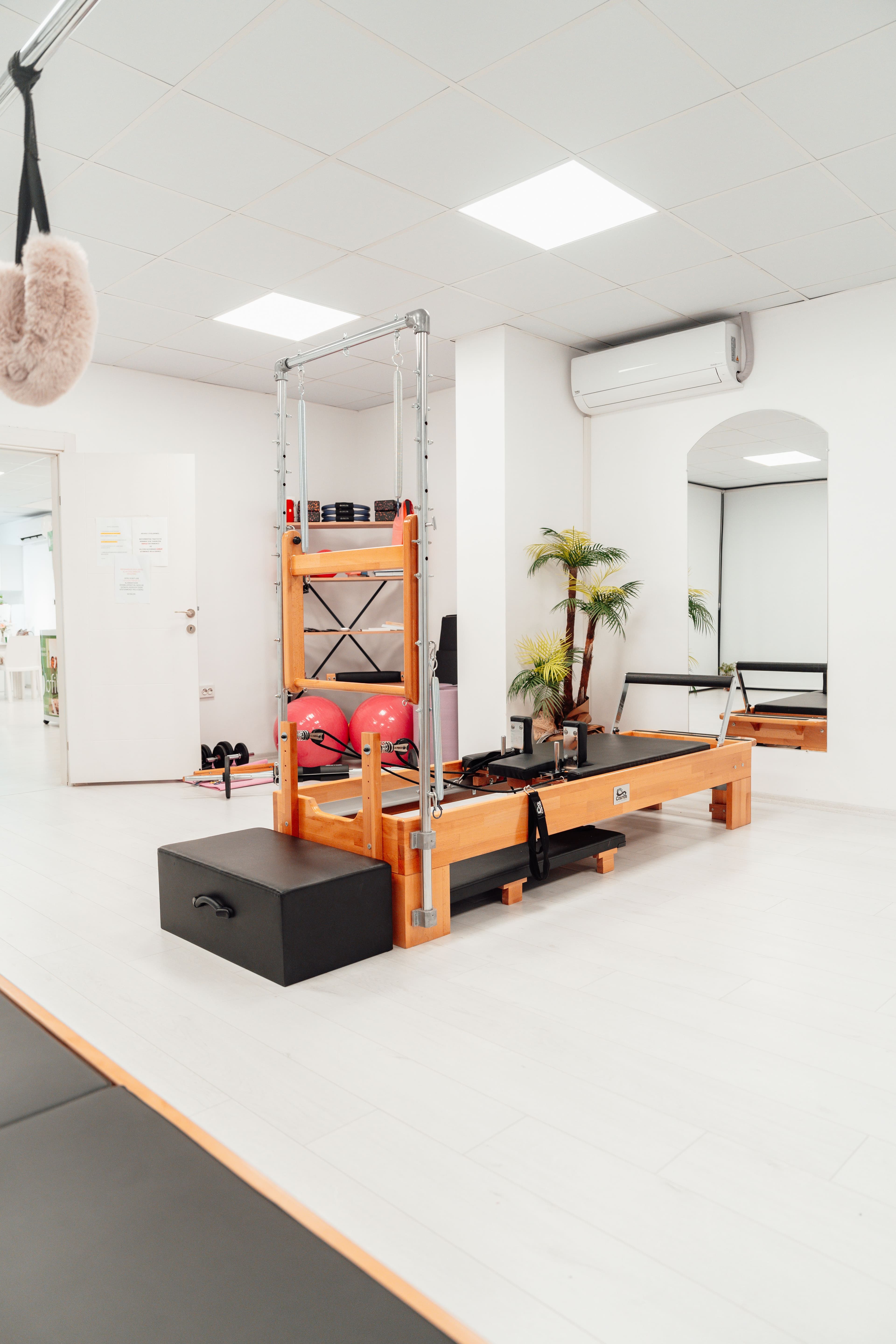 Светло pilates студио с reformer оборудване