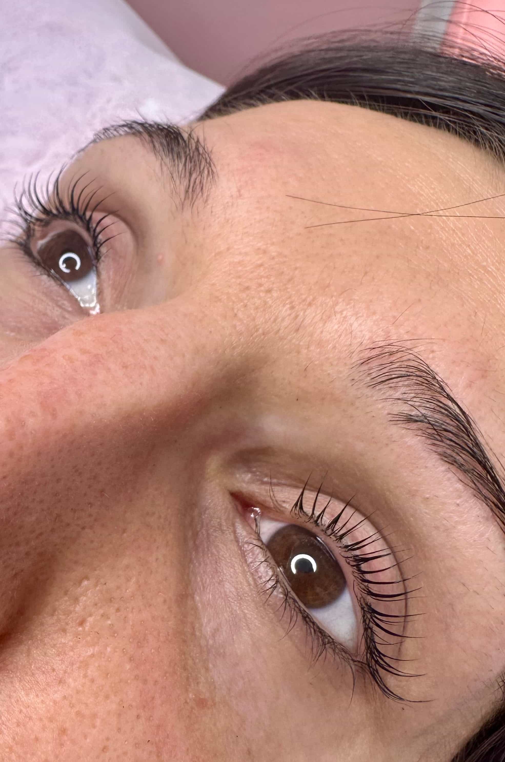 Ламиниране на мигли + боядисване и терапия с Elleebana