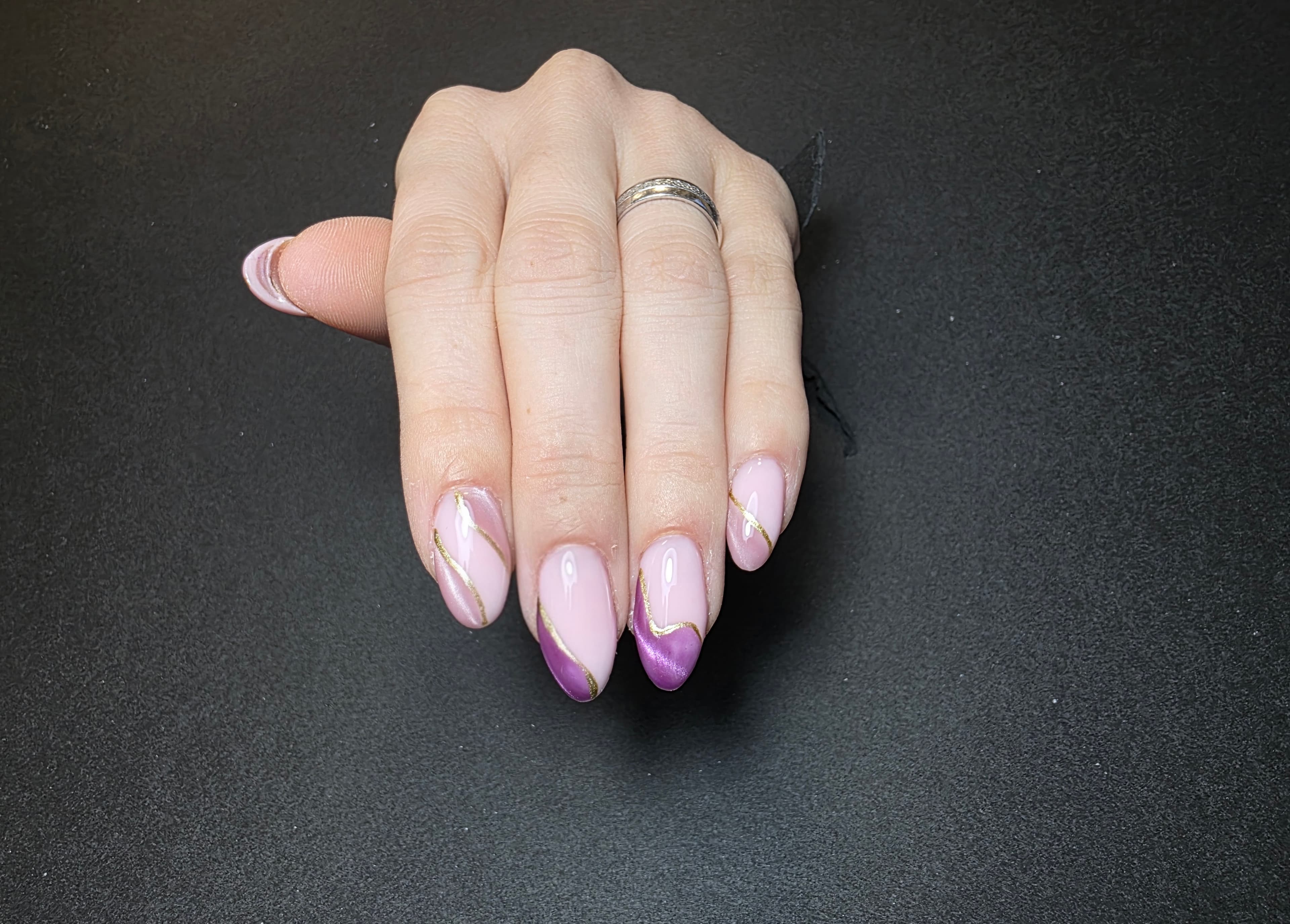 Маникюр с гел лак + изравняване с ръбър база и 2 декорации